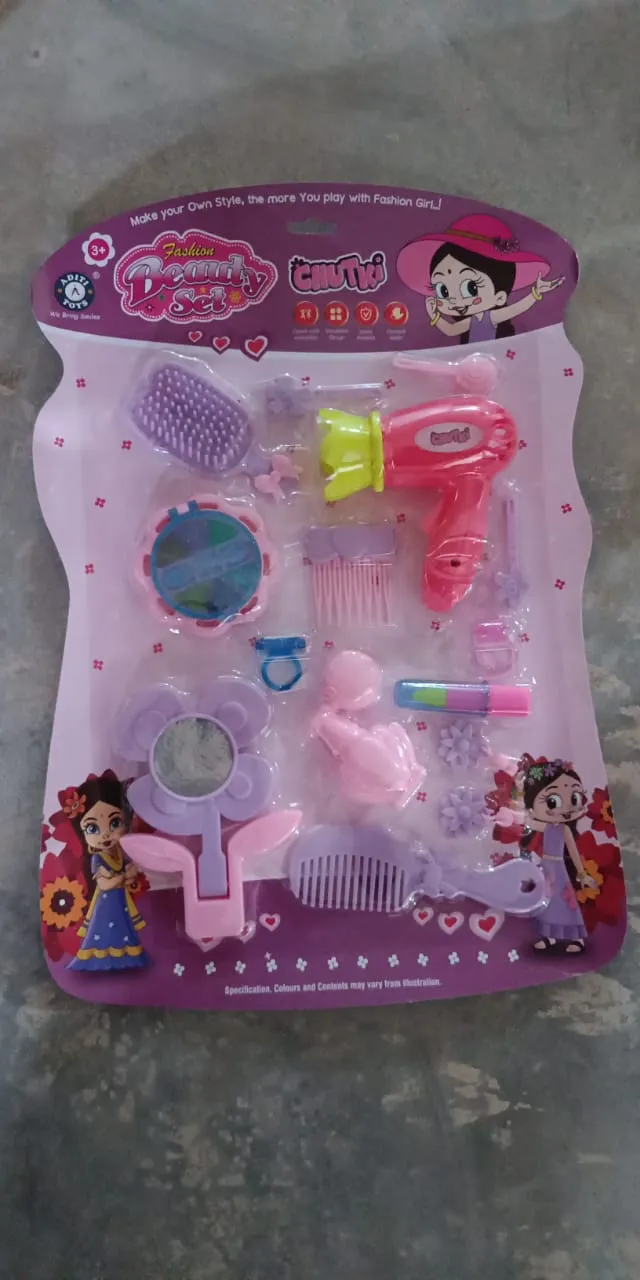 1921 Girl's Bring Along Beauty Suitcase Makeup Vanity Toy (Multicolour)